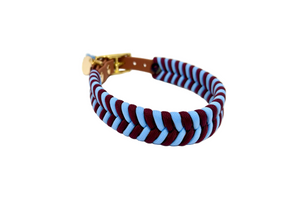 Le bordeaux tissé en V rencontre le col bleu