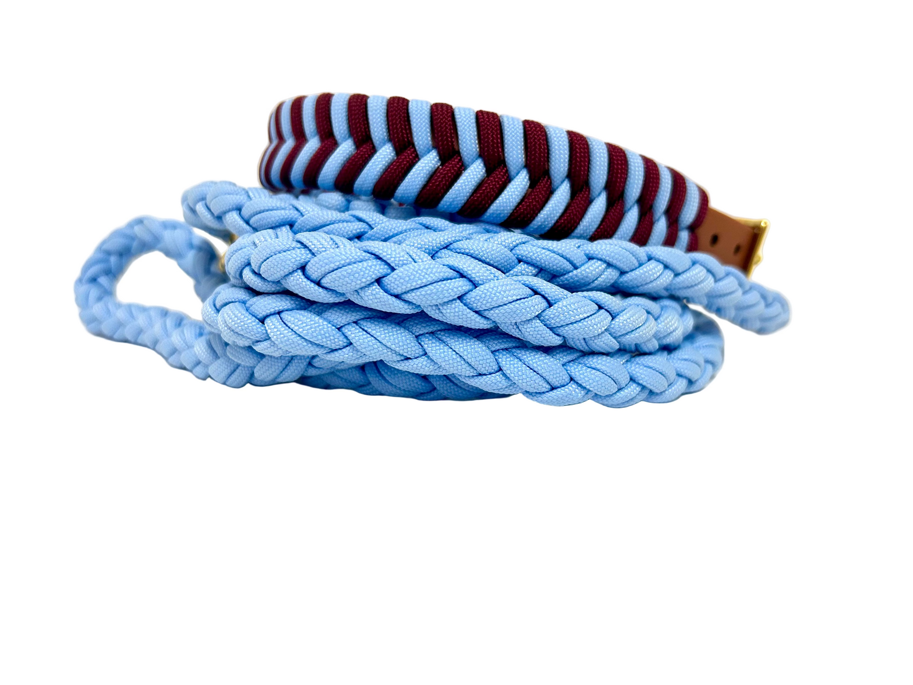 Le bordeaux tissé en V rencontre le col bleu