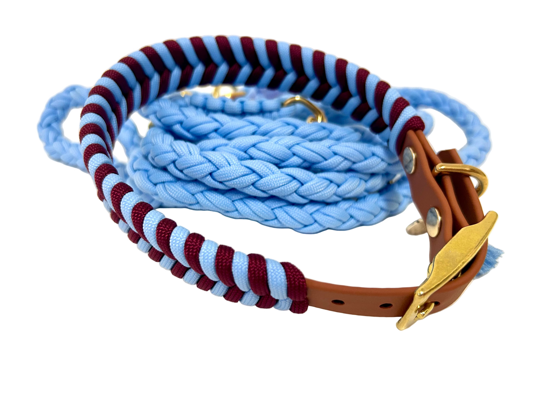 Le bordeaux tissé en V rencontre le col bleu