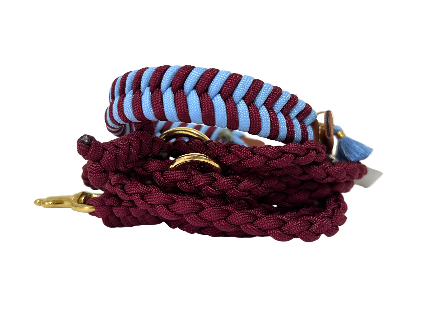 Le bordeaux tissé en V rencontre le col bleu