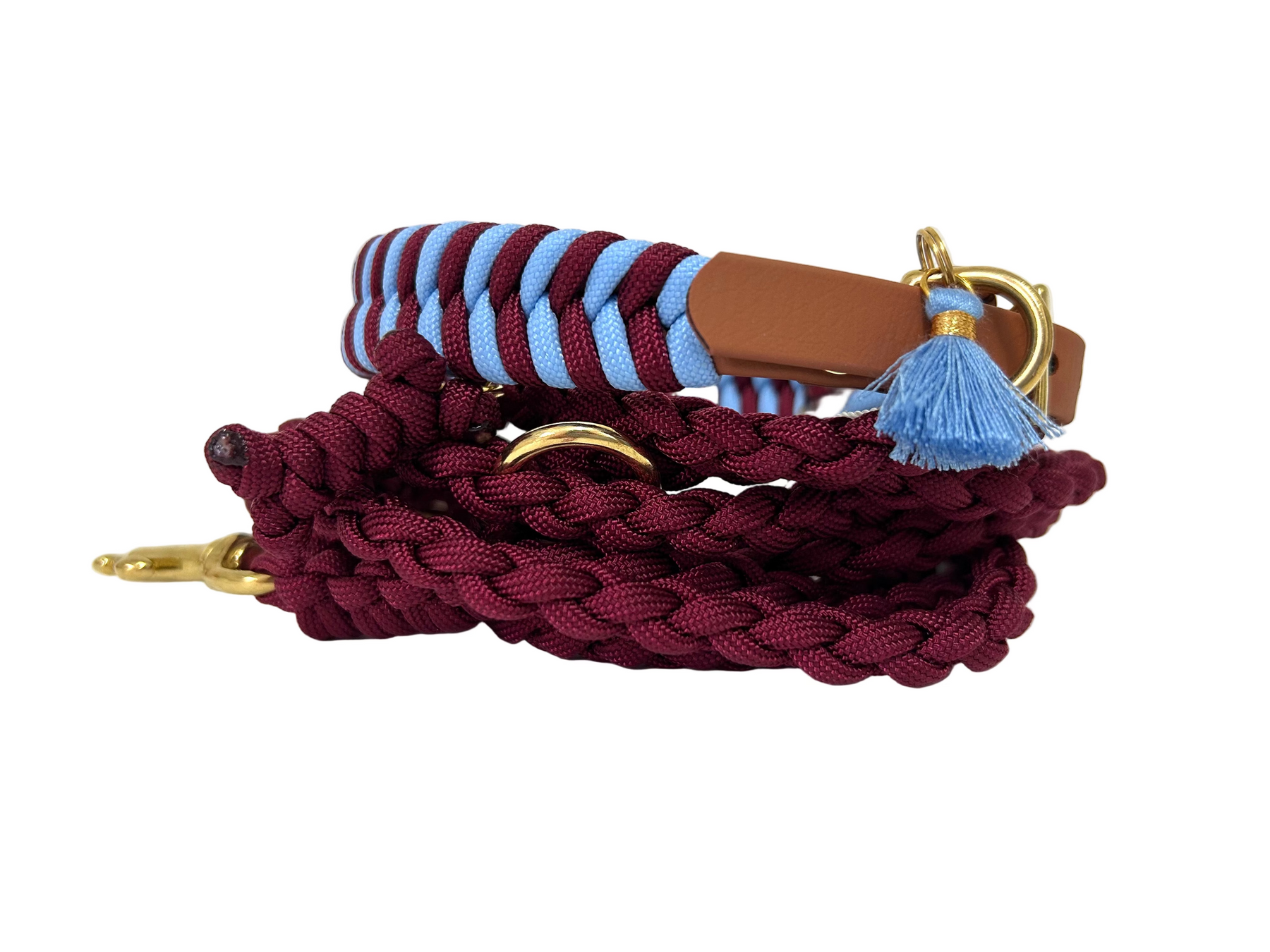 Le bordeaux tissé en V rencontre le col bleu