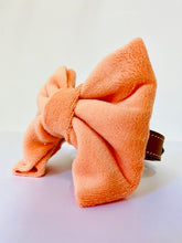 Velvet salmon -colored bow