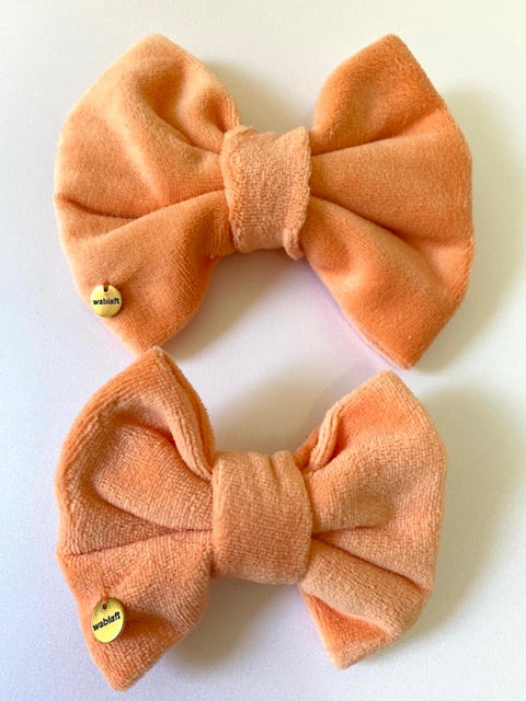 Velvet salmon -colored bow
